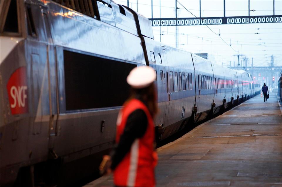 Mit einem Leitfaden mit Bekleidungs- und Schminktipps hat Frankreichs Bahn sich Ärger mit der Gewerkschaft eingehandelt. (Archivbild)Christophe Ena/AP/dpa