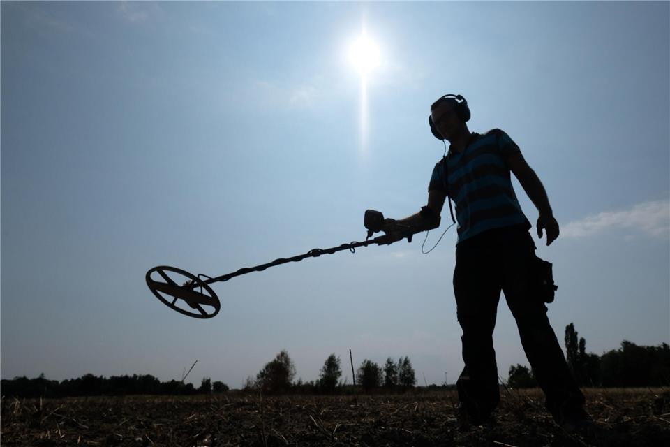 Mit einem Metalldetektor ist ein Hobby-Schatzsucher auf alte Münzen gestoßen.