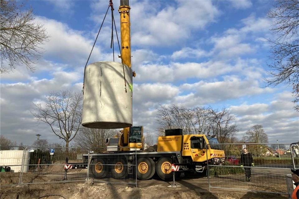 Mit einem Mobilkran wurden die Betonteile auf der Baustelle eingesetzt.