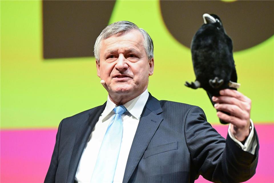 Mit einem Plüschvogel machte sich Rülke lustig über Cem Özdemir.Bernd Weißbrod/dpa