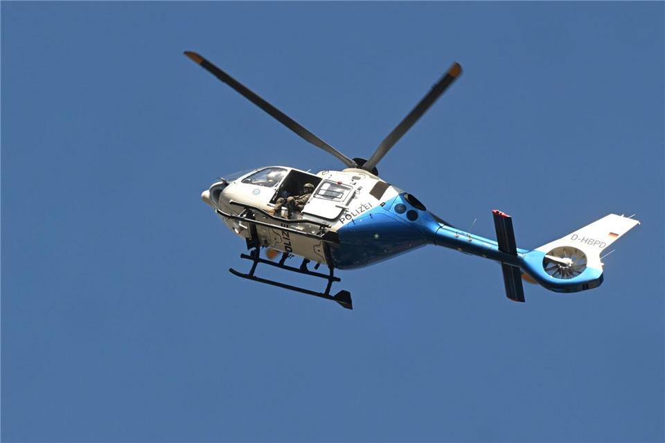 Mit einem Polizeihubschrauber suchten die Beamten nach dem Verdächtigen. (Archivbild)Felix Hörhager/dpa