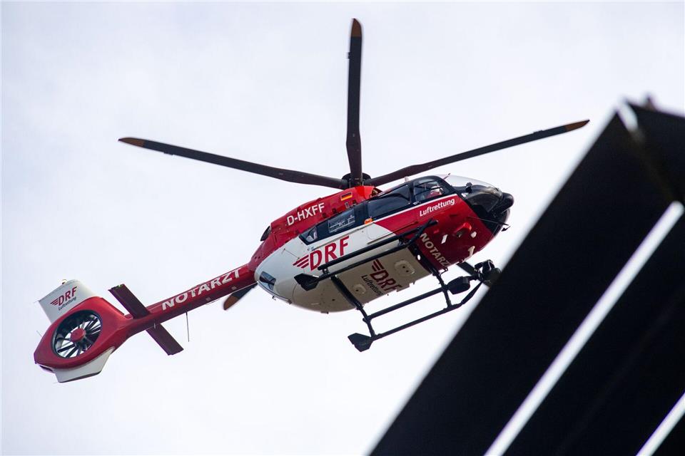 Mit einem Rettungshubschrauber wird das Mädchen in eine Klinik geflogen. (Symbolbild)Stefan Sauer/dpa