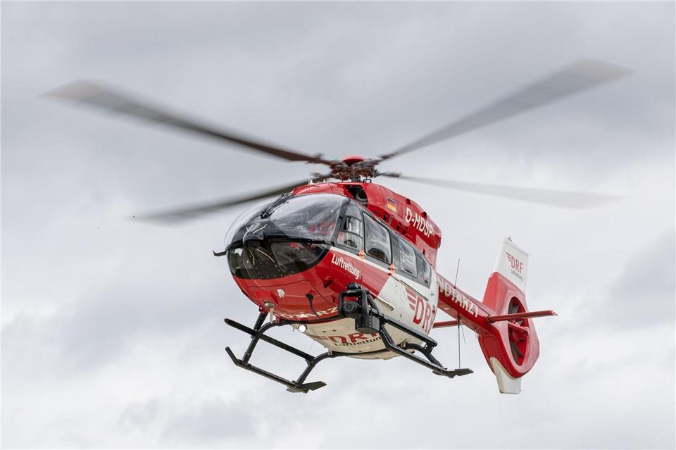 Kind wird von Auto überrollt und schwer verletzt Mit einem Rettungshubschrauber wird der Dreijährige ins Krankenhaus gebracht. (Symbolbild)Daniel Karmann/dpa