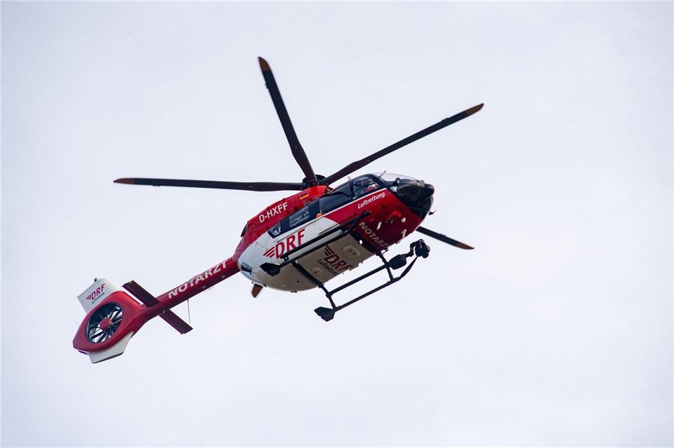 Mit einem Rettungshubschrauber wird ein Senior nach einem Unfall in ein Krankenhaus geflogen. (Symbolbild)Stefan Sauer/dpa