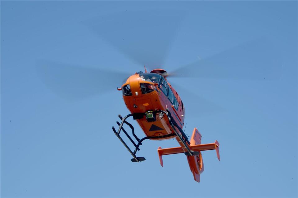 Mit einem Rettungshubschrauber wurden Mutter und Kind zu einem Krankenhaus gebracht. (Symbolbild)Carsten Rehder/dpa