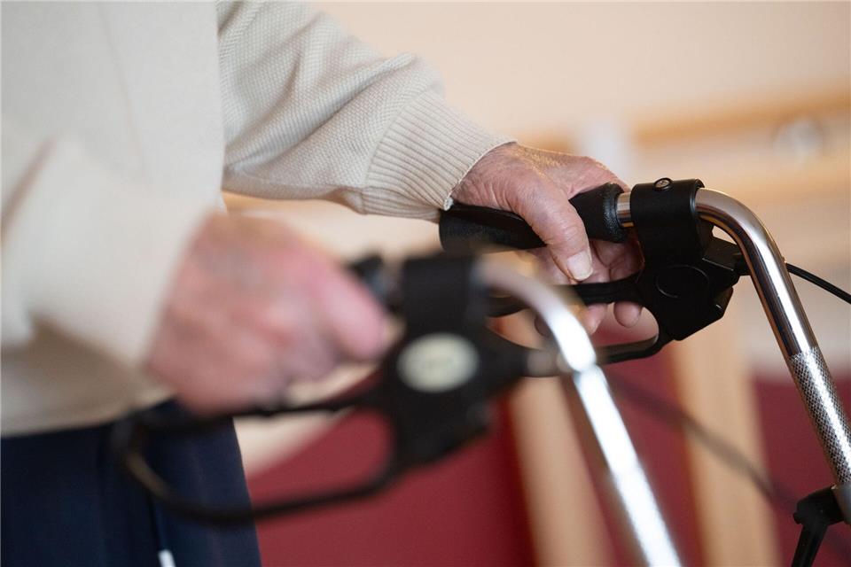 Mit einem Rollator schlug der Senior auf die Pflegekraft ein. (Symbolbild)Marijan Murat/dpa