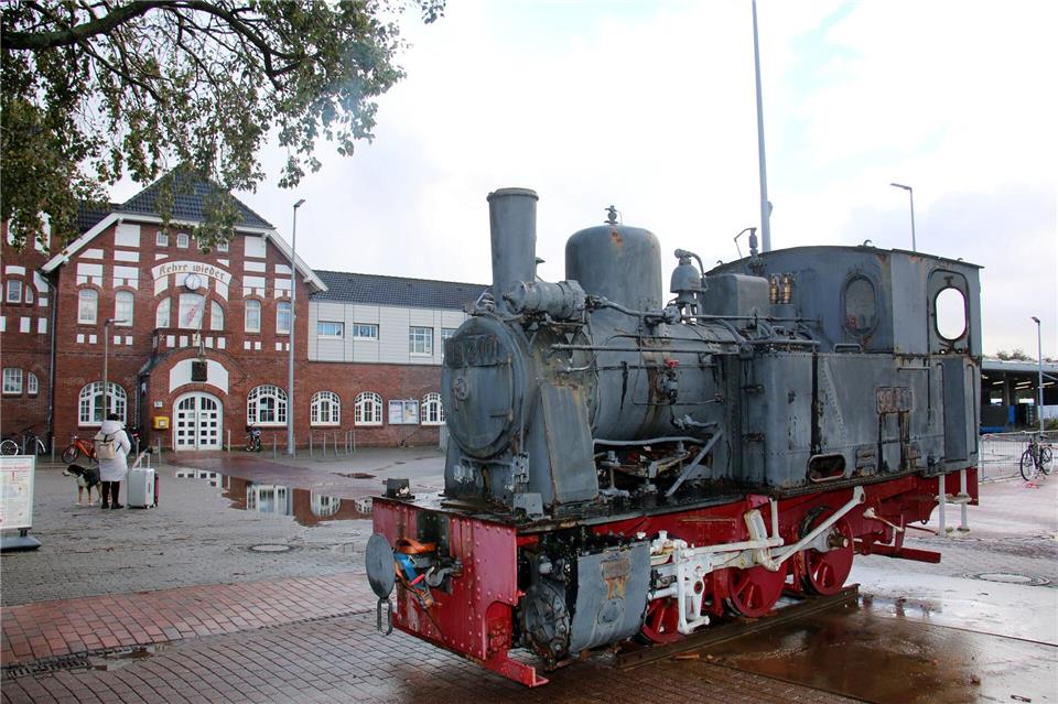 Insel rettet alte Dampflok mit Tau, Teamgeist und Muckis  Mit einem Schiff soll die Lok später ans Festland gebracht werden.Peter Kuchenbuch-Hanken/dpa