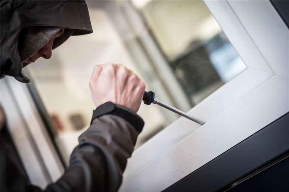 Mit einem Schraubendreher kann ein Einbrecher die meisten Fenster schnell aufhebeln. (Symbolbild)Frank Rumpenhorst/dpa