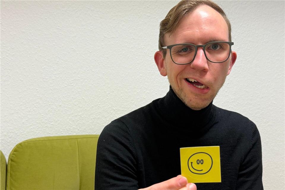 Mit einem Smiley mit schrägem Grinsen wirbt Friederich für seine Mutmacher-Aktion. Christian Schultz/dpa /dpa
