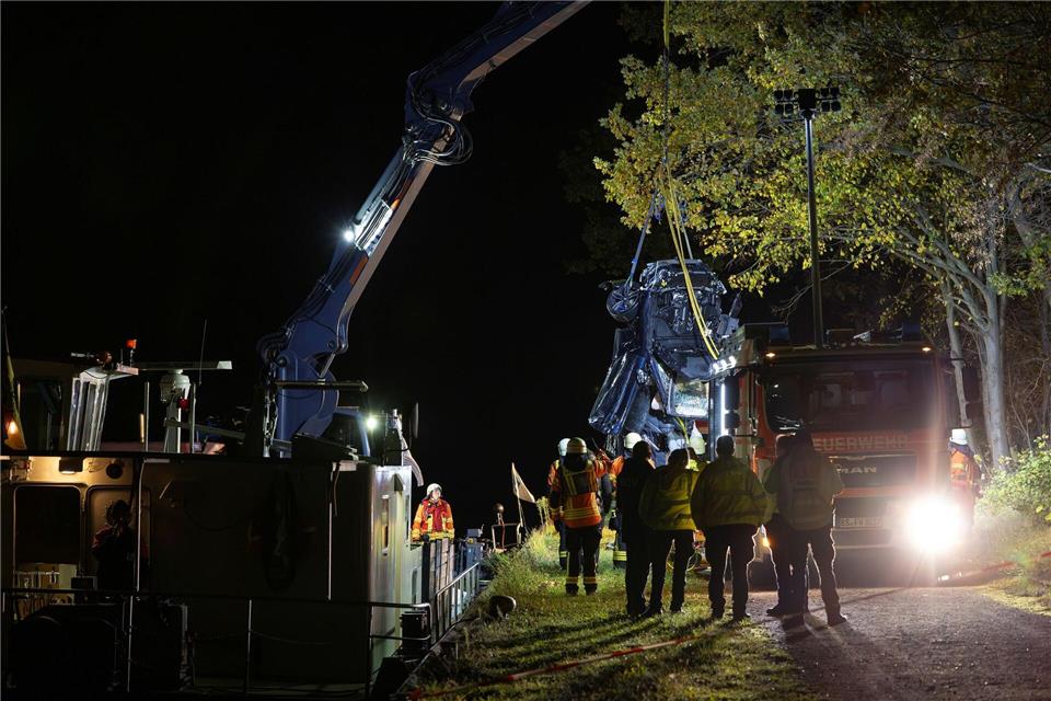 Auto stürzt in Mittellandkanal - viele Fragen bleiben offen  Mit einem Spezialfahrzeug wurde das Wrack am späten Samstagabend aus dem Kanal geborgen. Stefan Sobotta/dpa