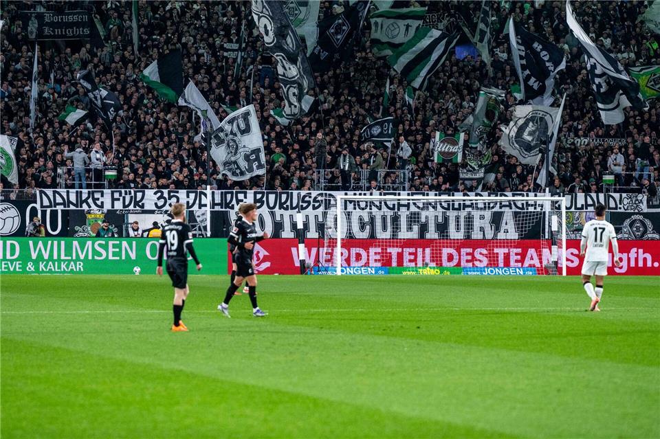 Mit einem Spruchband haben sich die Gladbacher Fans bei Roland Virkus bedankt.David Inderlied/dpa