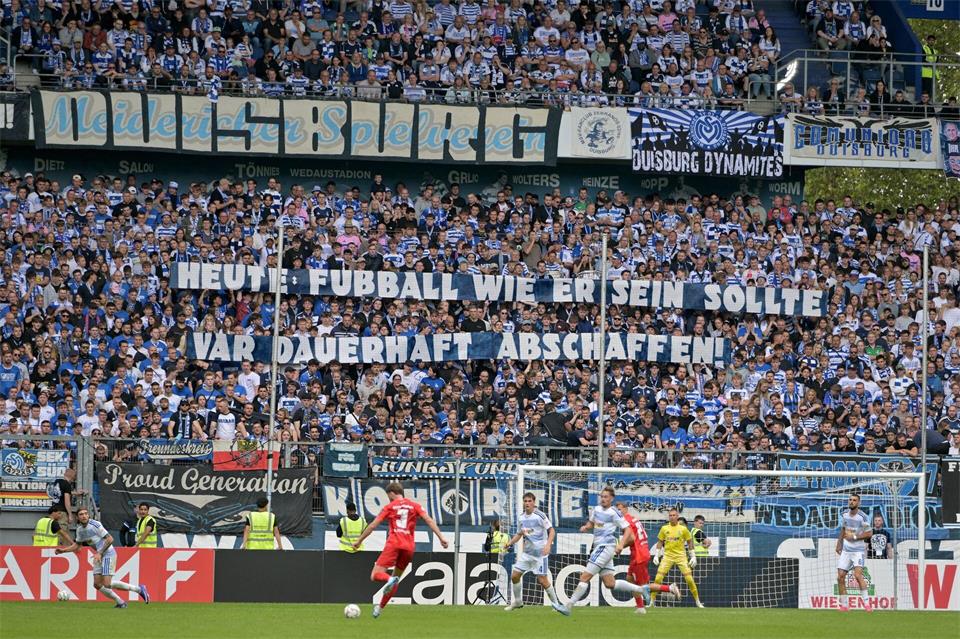Mit einem Spruchband protestierten die Fans auch in Duisburg gegen den VAR.Anke Waelischmiller/dpa