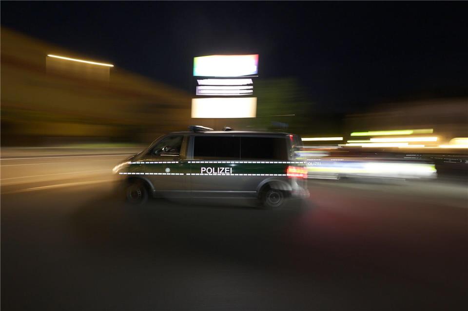 Mit einem Streifenwagen verfolgten Polizisten den Raser. (Symbolbild)Karl-Josef Hildenbrand/dpa