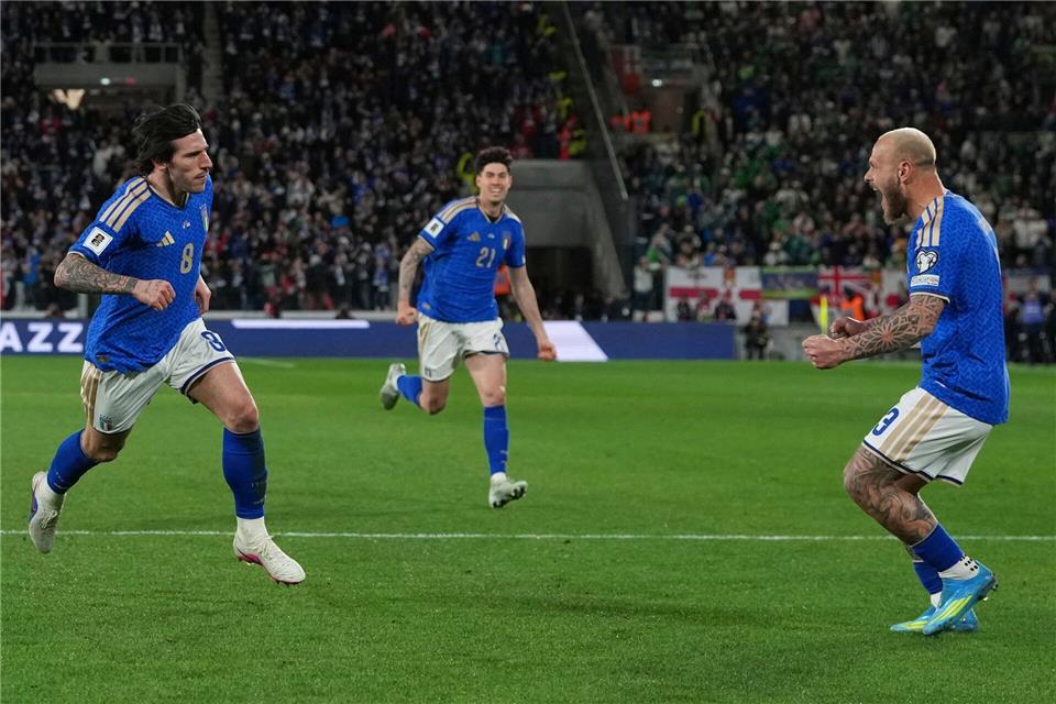 Mit einem Tor und einer Vorlage ist Sandro Tonali (l) der Mann des Abends für Italien gegen Nordirland.Antonio Calanni/AP/dpa