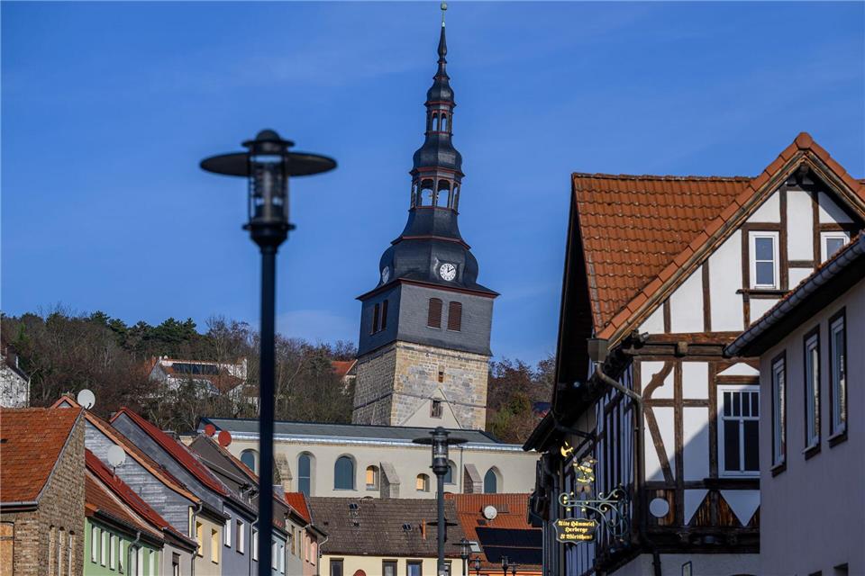 Mit einem Überhang von inzwischen 4,86 Metern ragt der Turm der Oberkirche über die Hausdächer von Bad Frankenhausen.Hendrik Schmidt/dpa/dpa-tmn
