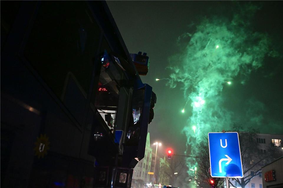 Mit einem Wasserwerfer musste die Berliner Polizei Feuer auf einer Straße in Moabit löschen. Sebastian Christoph Gollnow/dpa
