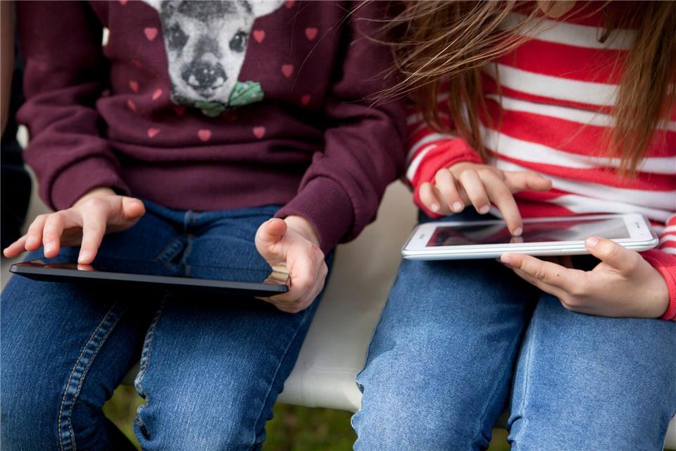 Guck mal da! Was Eltern und Kinder über Medien lernen können Mit einem Wisch ist alles da: Kinder verstehen meist intuitiv, wie die Dinge funktionieren - für die Mechanismen dahinter aber müssen sie sensibilisiert werden.Silvia Marks/dpa Themendienst/dpa-tmn
