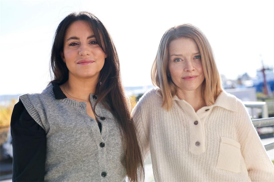 Mit einem Zweiteiler wird das neue Kieler-„Tatort“-Duo der Schauspielerinnen Almila Bagriacik (l.) und Karoline Schuch eingeführt. (Archivbild)Christian Charisius/dpa