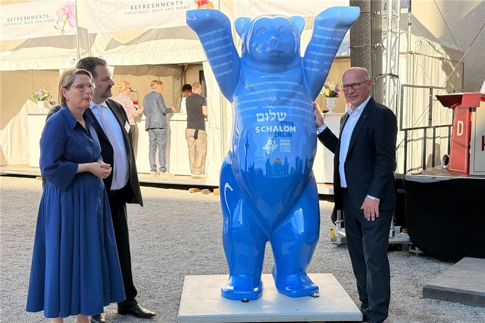 Mit einem blauen Buddy-Bären setzt die jüdische Gemeinde Berlin ein Zeichen für Vielfalt – und sendet eine klare Botschaft gegen Antisemitismus.Andreas Rabenstein/dpa