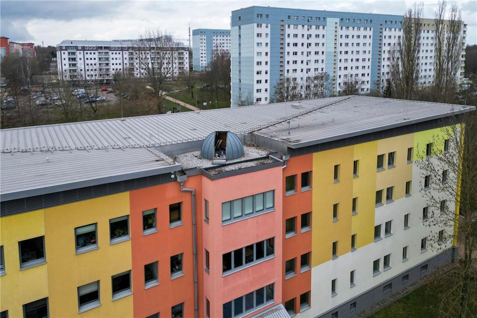 Mit einem eigenen Planetarium und einer Sternwarte wird an der Albert-Schweitzer-Oberschule in Chemnitz die Welt der Sterne anschaulich vermittelt.Jan Woitas/dpa