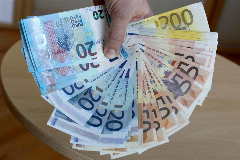 Mit einem falschen Fünfziger wollte ein Mann in Nürnberg bezahlen - erfolglos. (Symbolbild)Bernd Wüstneck/dpa-Zentralbild/dpa