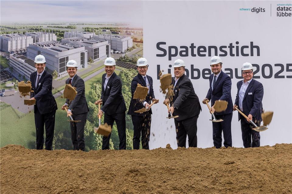 Mit einem feierlichen Spatenstich wurde die Baustelle in Lübbenau eingeweiht. Frank Hammerschmidt/dpa