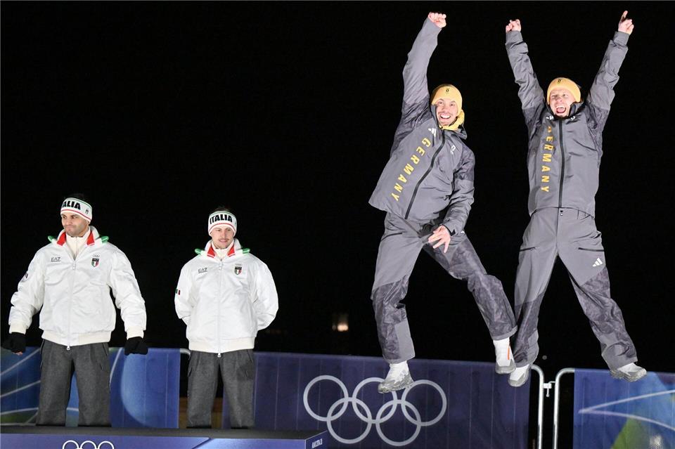 Mit einem furiosen Finallauf sicherten sich die Doppelsitzer Tobias Wendl (Deutschland, 2.v.r.) und Tobias Arlt (Deutschland, r) noch die Bronzemedaille. Robert Michael/dpa