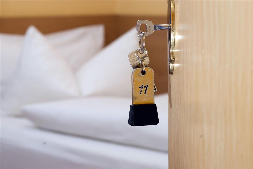 Mit einem gefundenen Schlüssel gelang der 37-Jährige in das Hotelzimmer. (Symbolbild)Swen Pförtner/dpa