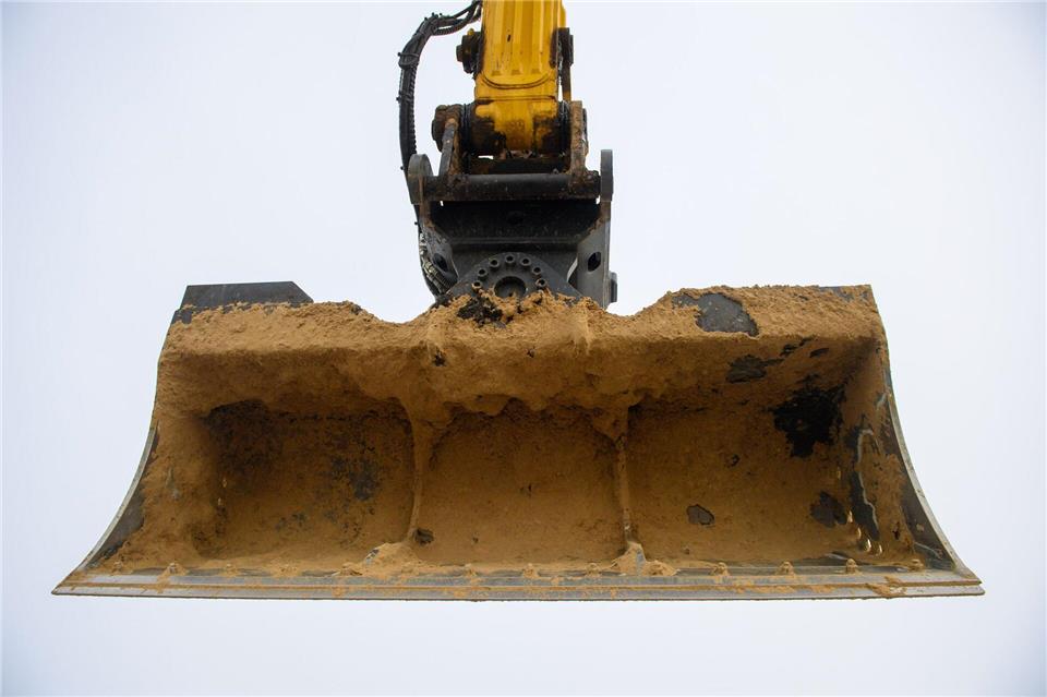 Mit einem gestohlenen Bagger haben Unbekannte Straßen im Landkreis Celle beschädigt. (Symbolbild)Klaus-Dietmar Gabbert/dpa