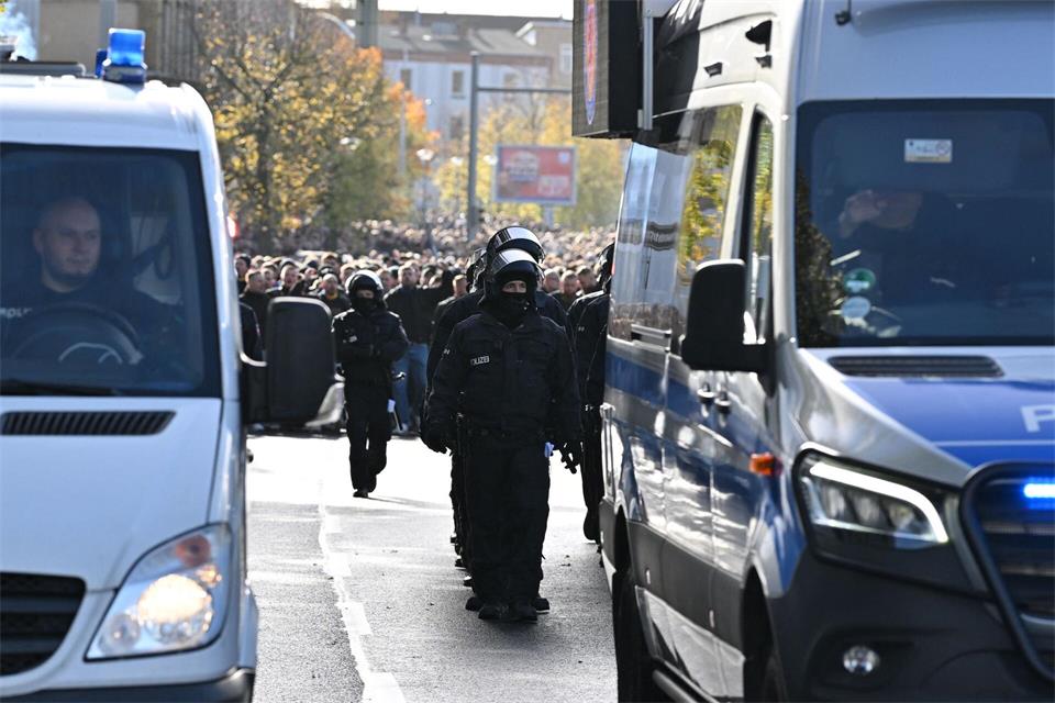 Mit einem großen Aufgebot versuchte die Polizei, Krawalle beim Derby zu verhindern. Swen Pförtner/dpa