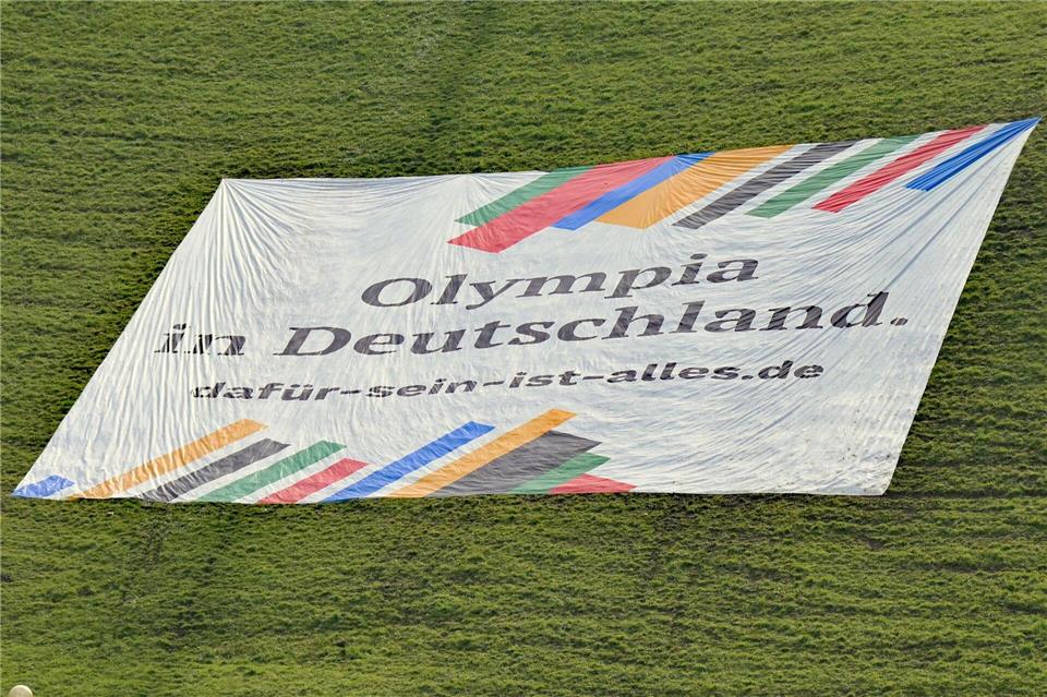 Mit einem großen Bann auf dem Olympiaberg wird für eine Münchner Sommerspiel-Bewerbung geworben. (Archivfoto)Malin Wunderlich/dpa