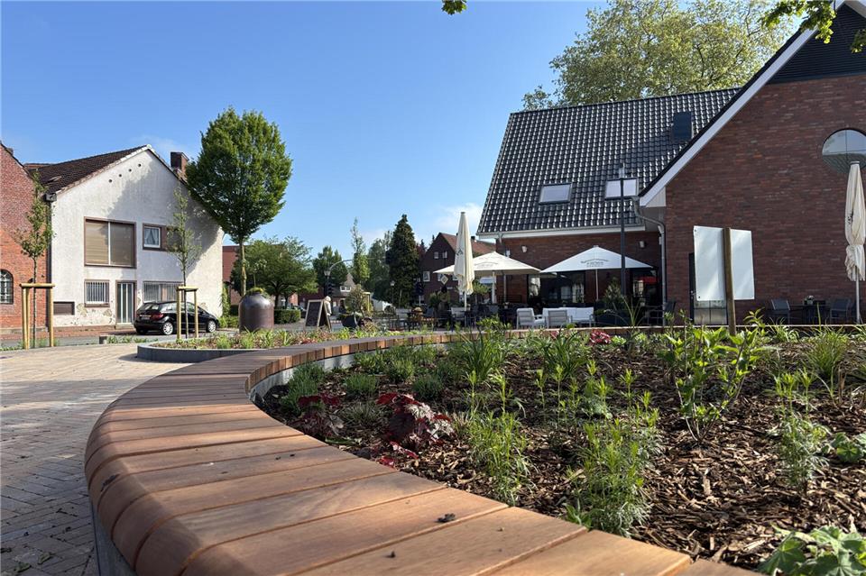 Mit einem großen Dorffest werden der neue Dorfplatz und das Gemeinschaftshaus Hub gefeiert.