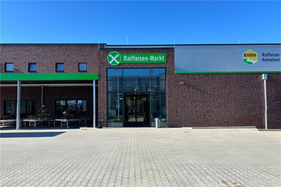 Mit einem großzügigen Platzangebot und rund 80 Parkplätzen heißt der neue Raiffeisen-Markt die Kundinnen und Kunden willkommen.