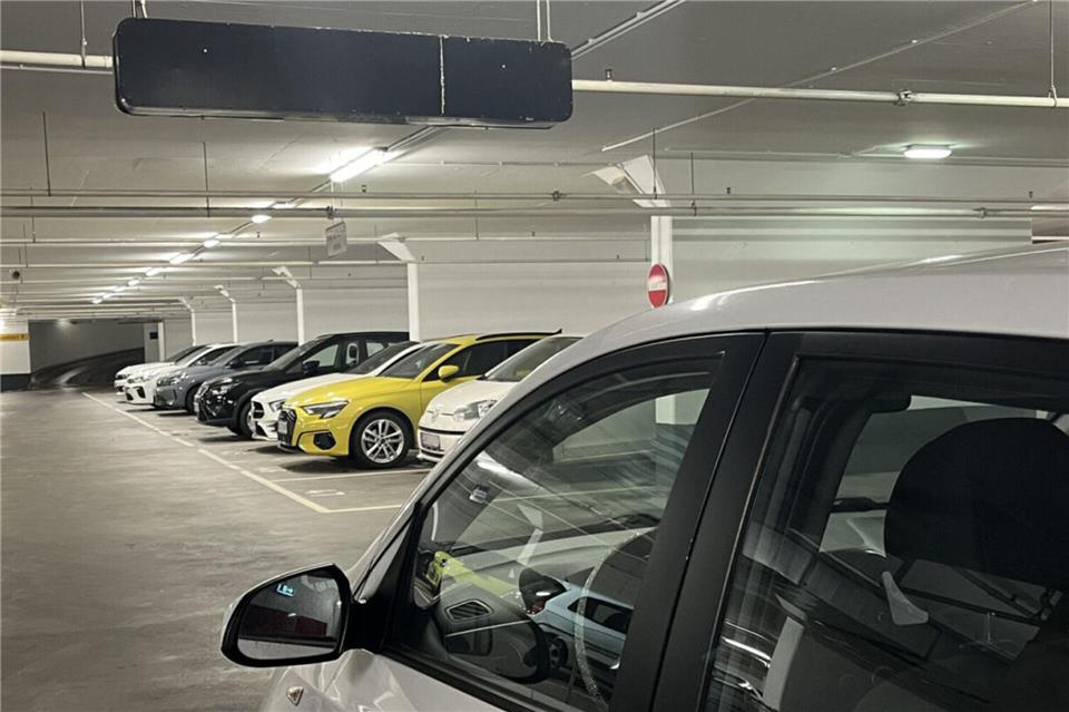 Mit einem kaputten Parkautomaten begann für Gabriele Salmann der Ärger in einem Dorstener Parkhaus.