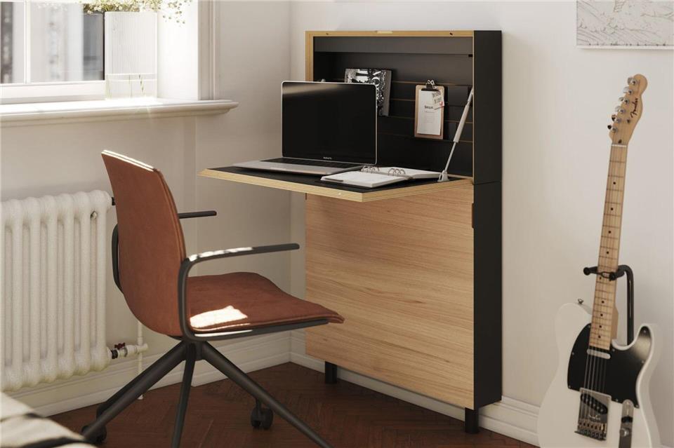 Ideen für wenig Platz: Einzimmerwohnung geschickt einrichten Mit einem klappbaren Sekretär lassen sich auch kleine Nischen optimal nutzen. Hier ein Modell von Müller Möbelwerkstätten.Müller Möbelwerkstätten/VDM/dpa-tmn