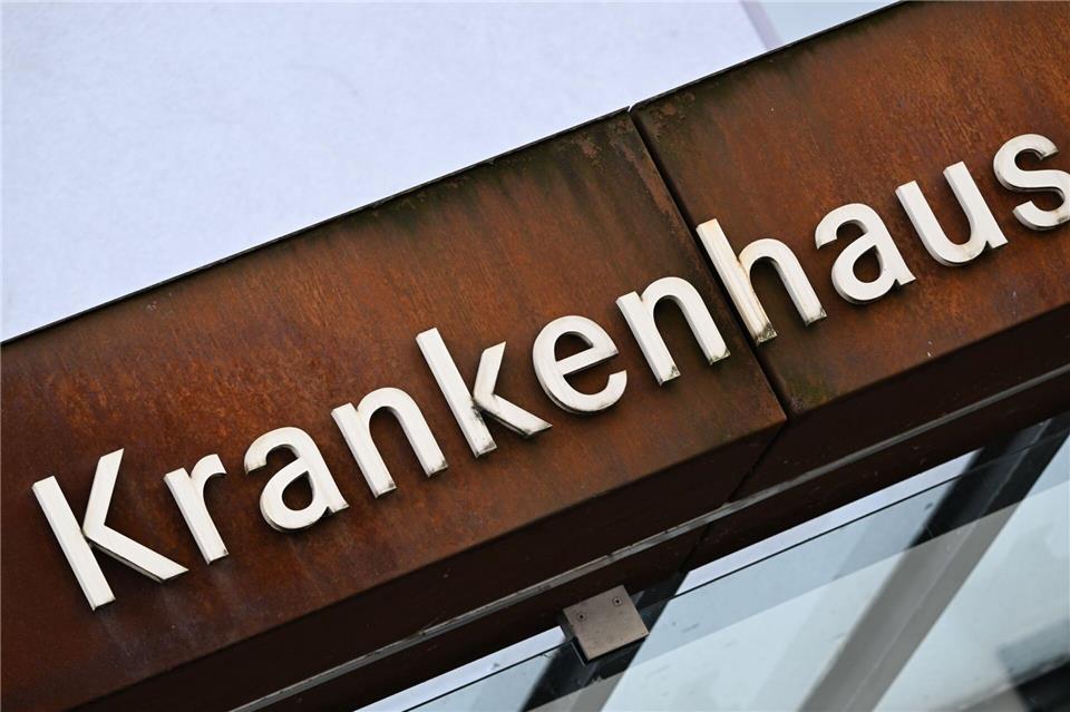 Mit einem kranken Kind erreichen 86 Prozent der Einwohner einer Großstadt in 15 Minuten eine Kindernotfallversorgung, auf dem Land trifft das nur auf 8 Prozent zu. (Symbolbild)Arne Dedert/dpa