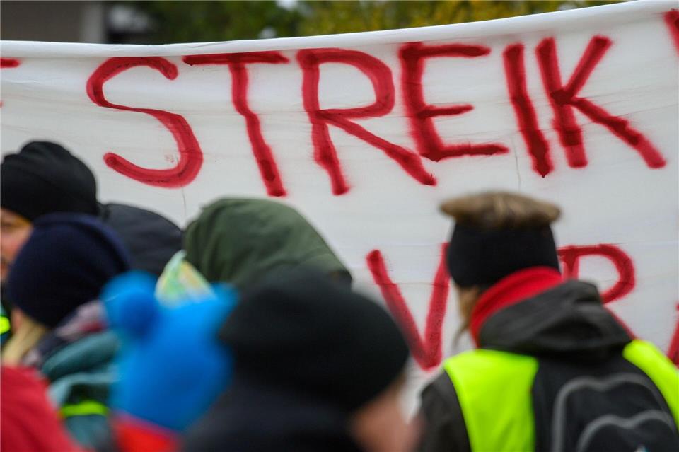 Mit einem landesweiten Warnstreik erhöht die Gewerkschaft Verdi in Sachsen den Druck im Tarifstreit (Symbolbild)Klaus-Dietmar Gabbert/dpa