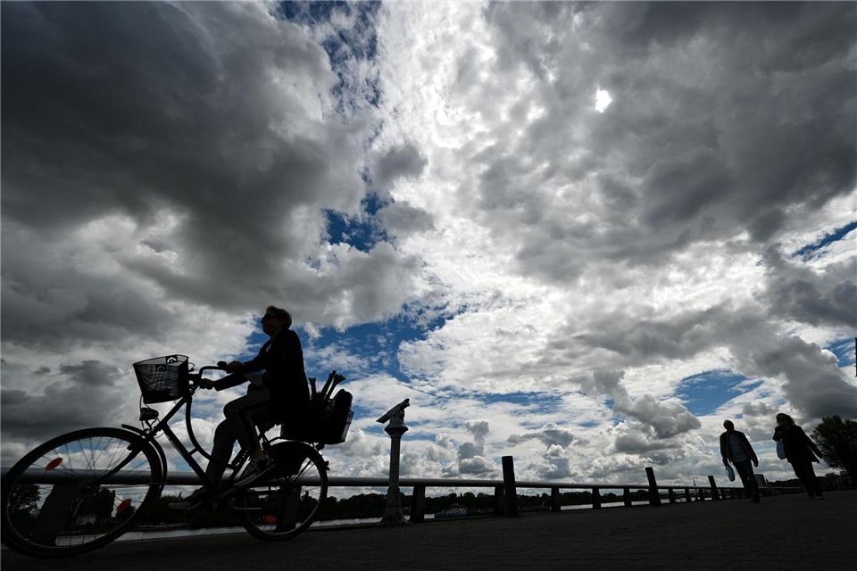 Mit einem meist wolkigen Himmel starten die Menschen in Rheinland-Pfalz und dem Saarland in die neue Woche. (Symbolbild)Arne Dedert/dpa