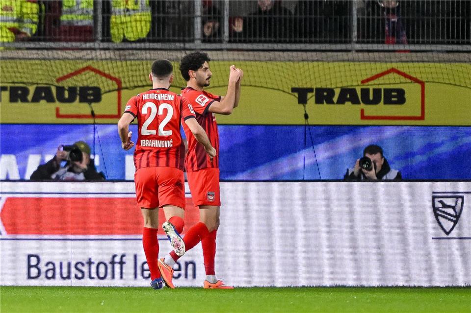 Mit einem mit den Händen geformten Herz feierte Eren Dinkçi seinen Treffer zum 1:1.Harry Langer/dpa