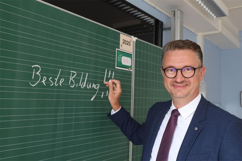 Mit einem neuen Landesinstitut für Lehrkräftebildung und Schulqualität will Tischner die Ausbildung und Fortbildung von Lehrkräften neu ordnen. Bodo Schackow/dpa