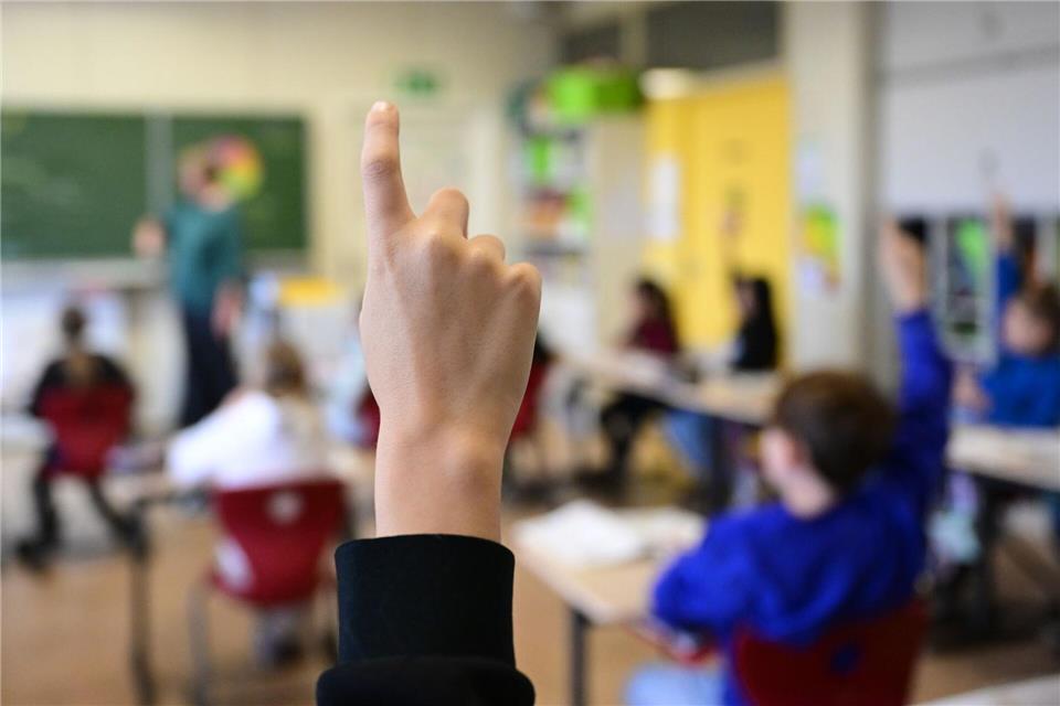 Mit einem neuen Programm will die Landesregierung künftig Grundschullehrer auch an der Regelschule einsetzen. (Symbolbild)Bernd Wei�brod/dpa