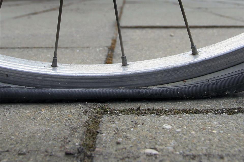 Mit einem platten Reifen ist die Fahrradfahrt zu Ende. (Symbolbild)picture alliance / dpa