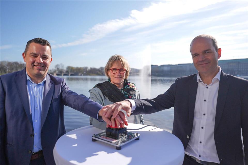 Mit einem roten Knopf wurde die Fontäne eingeschaltet.Marcus Brandt/dpa