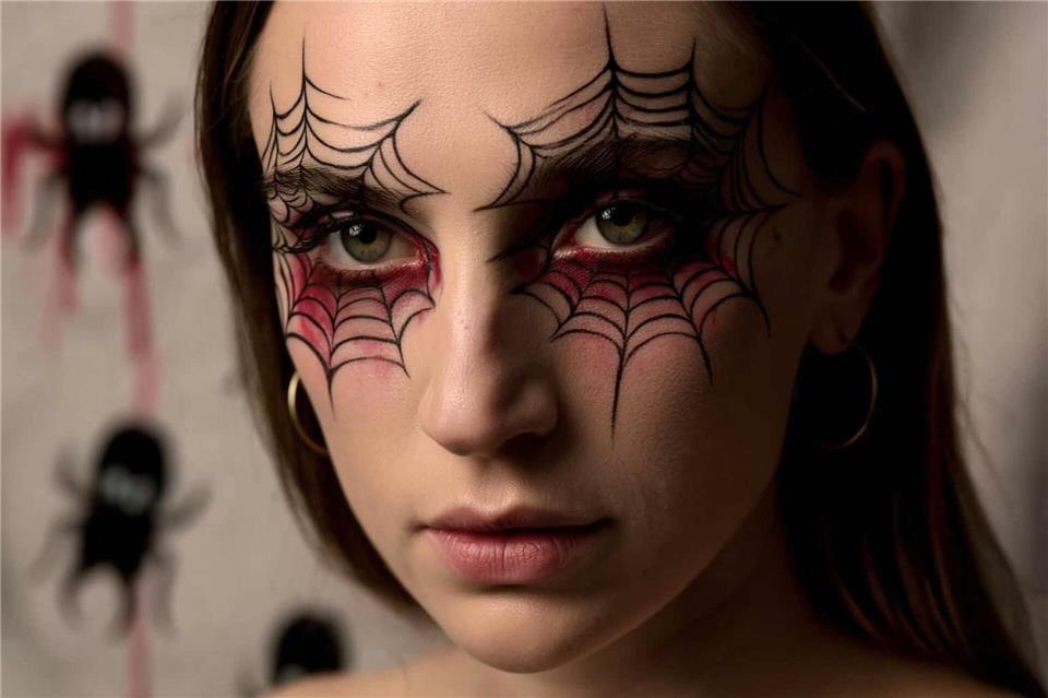 Halloween-Make-up: 3 schaurig schöne Schminkideen  Mit einem schwarzen Eyeliner werden dünne Linien rund um die Augen gezogen, sodass ein Spinnennetz entsteht.Lukas Wythe/dpa-tmn