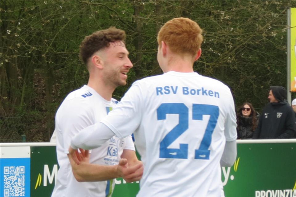 Mit einem sehenswerten Treffer setzte Timo Höing (links) den Schlusspunkt beim 4:1-Sieg des RSV Borken gegen ETuS Haltern.