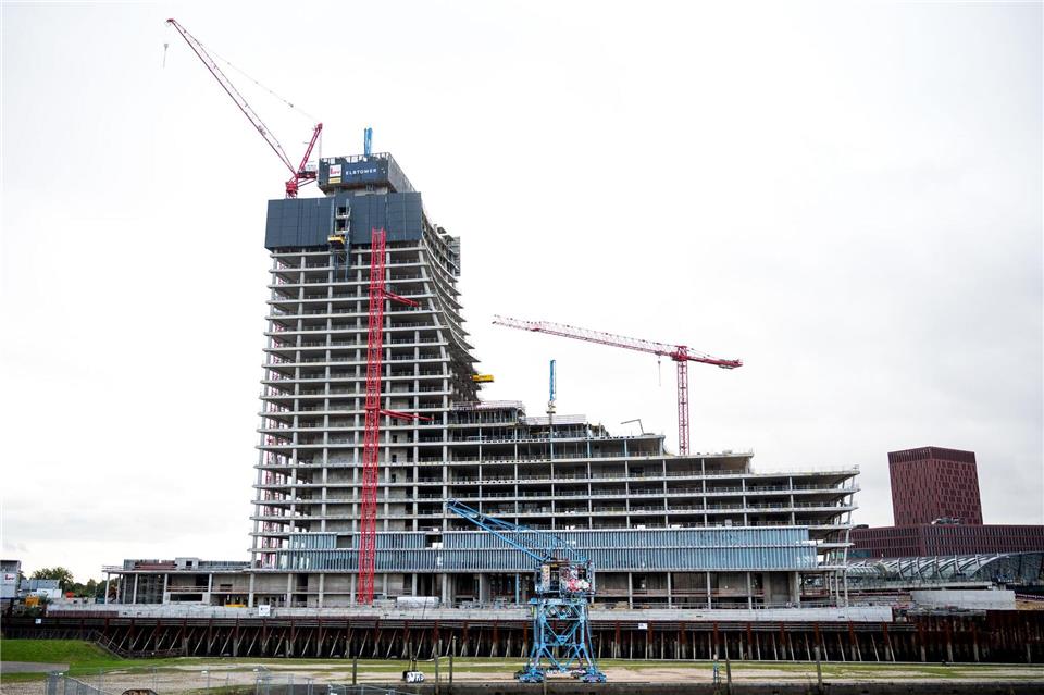 Linke fordern Akteneinsicht zum Elbtower Mit einem sogenannten Aktenvorlageersuchen wollen die Linken in der Hamburgischen Bürgerschaft klären, ob die Senatspläne, das neue Naturkundemuseum im Elbtower unterzubringen, zum Wohle der Stadt getroffen wurden (Archivbild). Daniel Bockwoldt/dpa