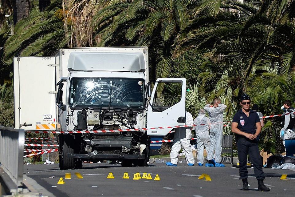 Mit einem tonnenschweren Lastwagen raste der Attentäter in die Menschenmenge auf der Strandpromenade von Nizza. (Archivbild)picture alliance / Andreas Gebert/dpa