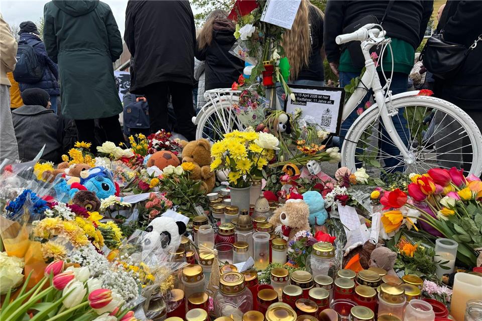 Mit einem weißen Fahrrad - einem sogenannten Ghostbike - hat der Fahrradclub ADFC zusammen mit vielen Menschen an den elfjährigen Radfahrer erinnert, der von einem Lastwagen überfahren und getötet wurde.Christiane Bosch/dpa