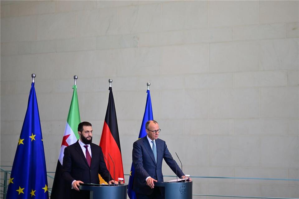 Mit einer Äußerung bei einer gemeinsamen Pressekonferenz mit Syriens Übergangspräsident Ahmed al-Scharaa hatte Bundeskanzler Friedrich Merz (CDU) eine Debatte über syrische Flüchtlinge ausgelöst. (Archivbild)Sebastian Christoph Gollnow/dpa