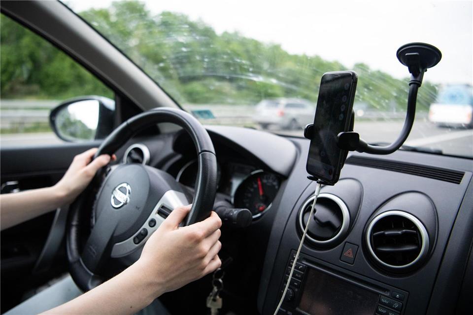 Mit einer Aktionswoche will die Polizei auf die Gefahr von Ablenkung am Steuer aufmerksam machen. (Symbolbild)Melissa Erichsen/dpa